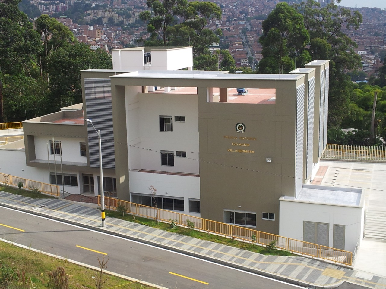 Construcción de la estación de policía de Villahermosa, en Medellín, por Constructora Azul 65